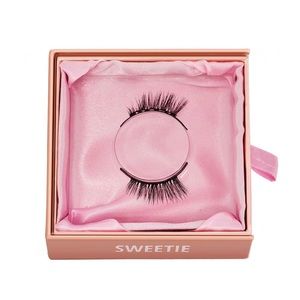 Glamnetic magnetic half-lash in style ‘sweetie’. Box opened but lash never used.